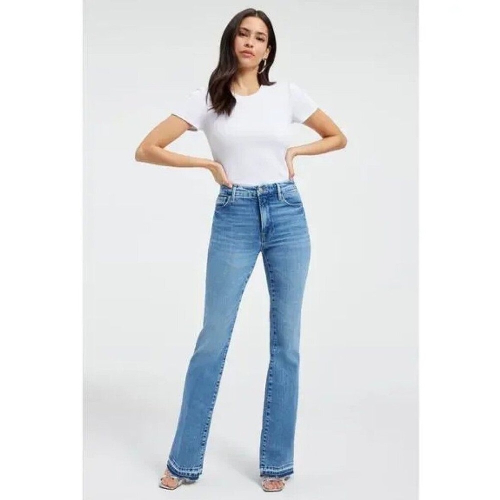 Good American  Good Classic Frayed Hem Boot JeansStyle GCB953T